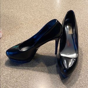 Cute pair of size 9 5” Vera Wang pumps
